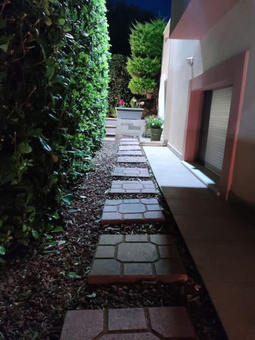 Ebony And Ivory Suites Drosiá Exterior foto